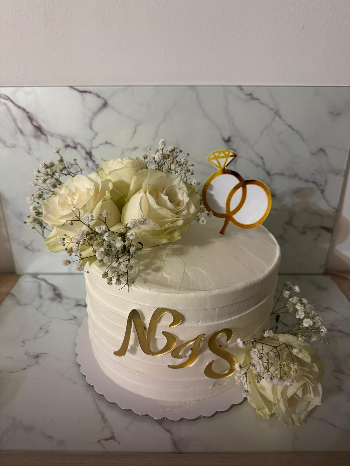 Tarta de boda con iniciales