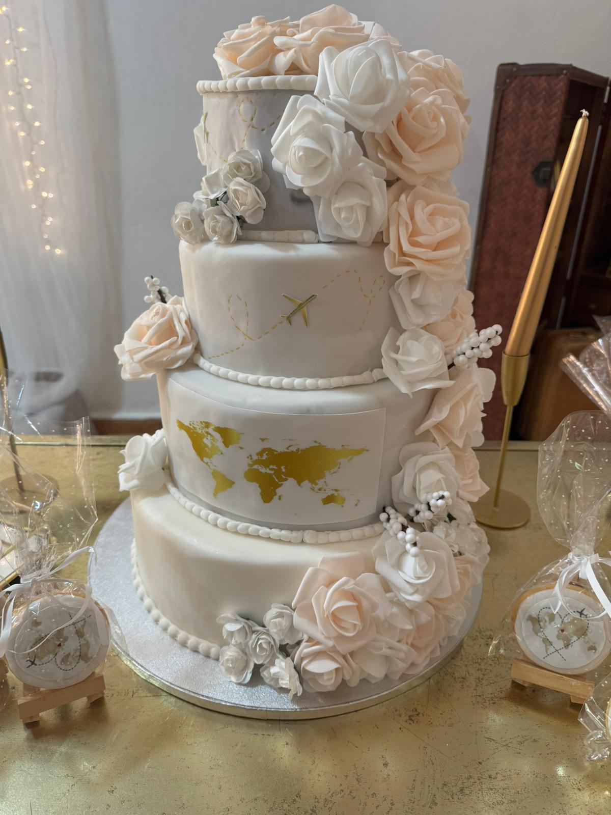 Tarta de boda temática de viajes con mapamundi dorado