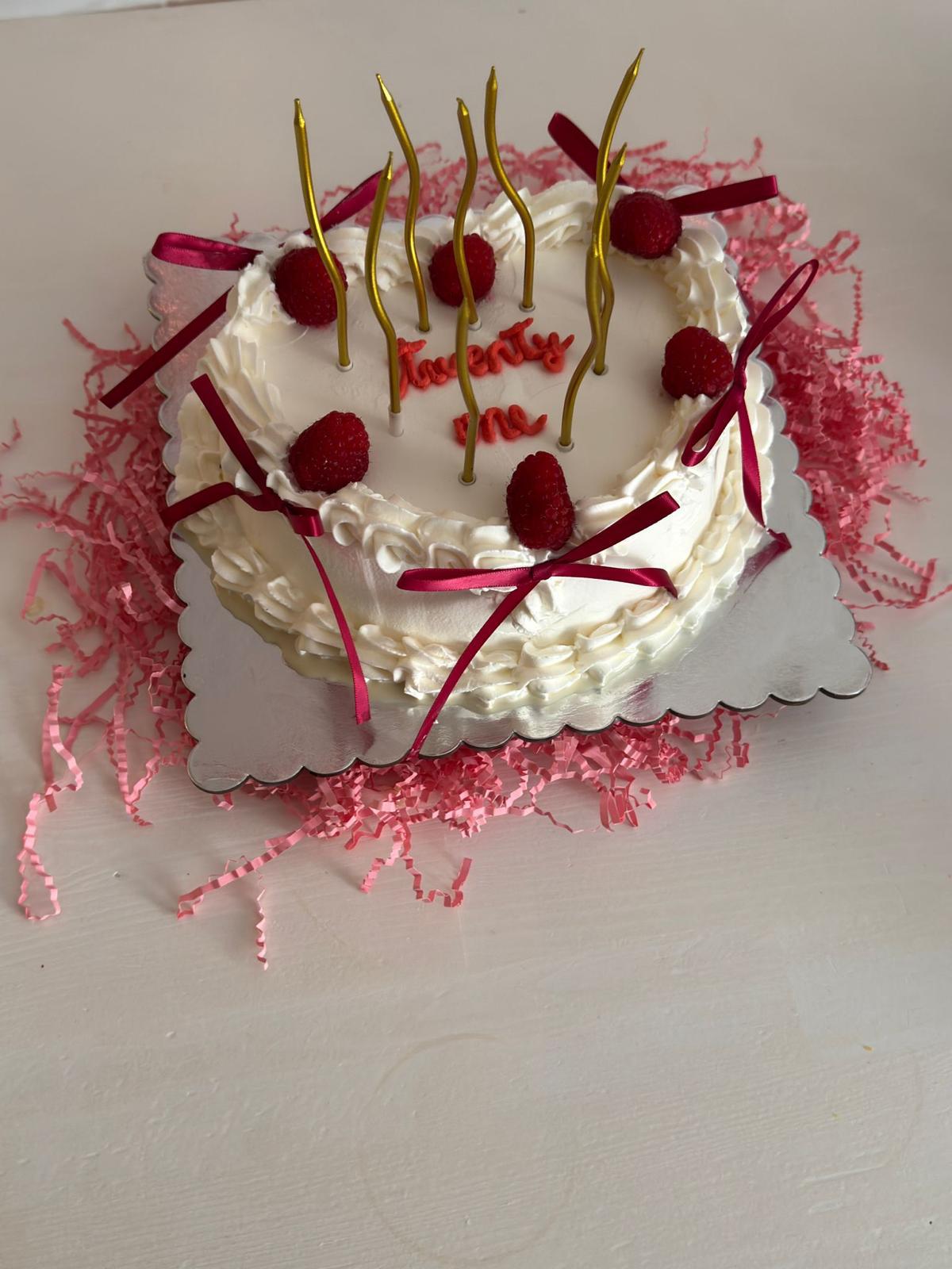 Tarta de cumpleaños con frambuesas